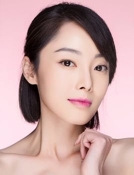 毕业于上海戏剧学院导演系2008级本科,中国内地女演员
