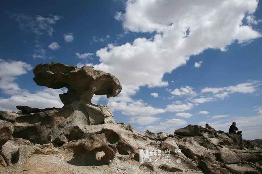 经长期侵蚀,可能会形成顶部大于下部的蘑菇外形,称为风蚀蘑菇