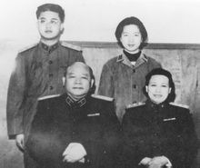 1960年，徐海东同夫人周东屏及子女们