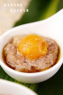 梨汁咸蛋黄蒸肉饼