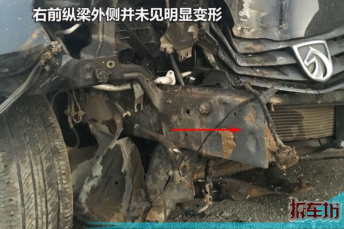 从右前纵梁外侧来看,同样没有明显弯折情况.
