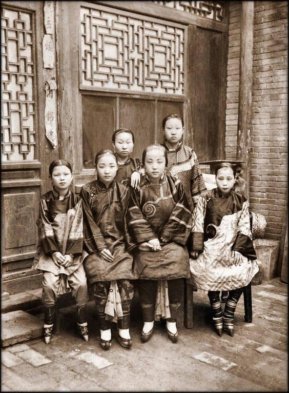 清代女人三寸金莲最真实照片,连小女孩也要缠足