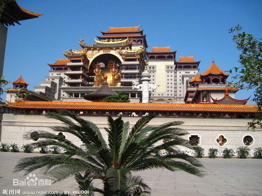 位于玉林江滨路的云天文化城建筑,别称云天宫或云天民俗文化世界,充分展现了我国建筑文化,其规模庞大,建筑宏伟,雕塑精美,气魄雄伟。可谓全国单体建筑第一,据说拥有十一项世界纪录。玉林云天宫是台商继桂林乐满地后,在广西花巨资打造的一个世界级旅游景点,建成花费约二十亿元,1995年动工至今历时二十年,2003年元旦试业,2010年元旦云天宫正式开业。 秉乘着新世纪必有伟大作品出现的理念,信心满满的台商,所花巨资不惜,耗费时日不计,所用材料必是罕有名贵,所请工匠必为名师,所有作品必为精良极品,规模、布局、造型,还有
