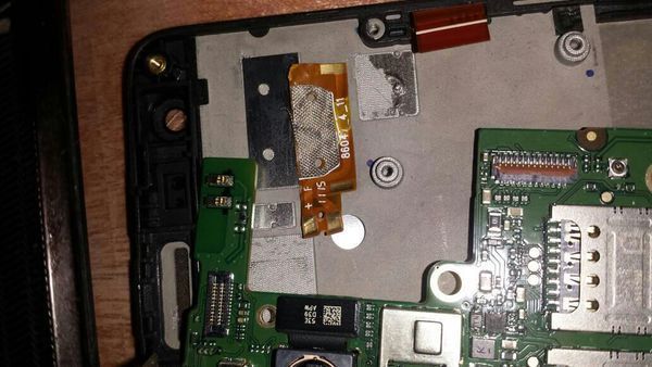 刚换屏的时候 不小心把喇叭排线弄断掉了 请问