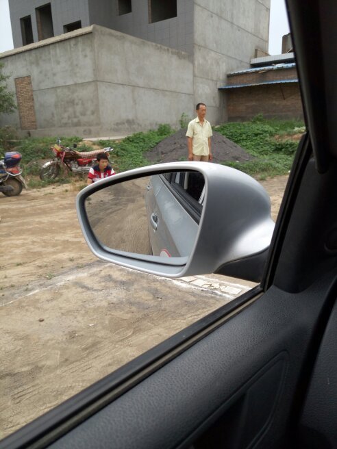 右倒库第一个点老是找不准怎么办?这图二是教练停好车让我们看到向右打死的第一个点，而我看到的是图一_360问答