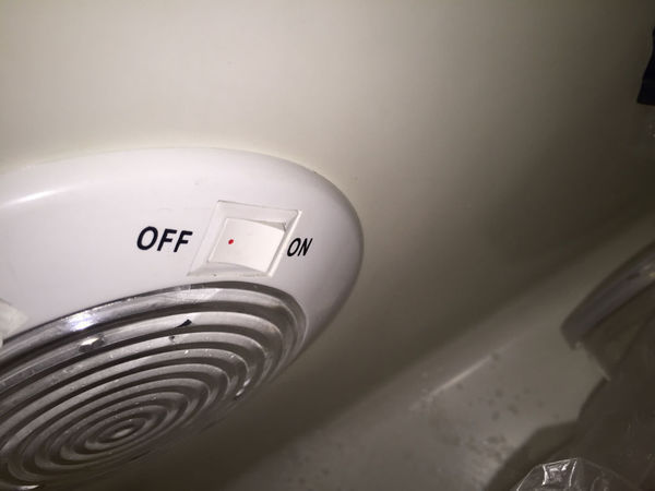 冰箱上面这个开关到底怎么开,红色小点带表什