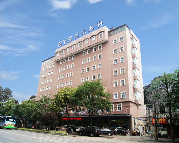 我试了一下隐形眼镜,别人帮忙戴,我自己也取不