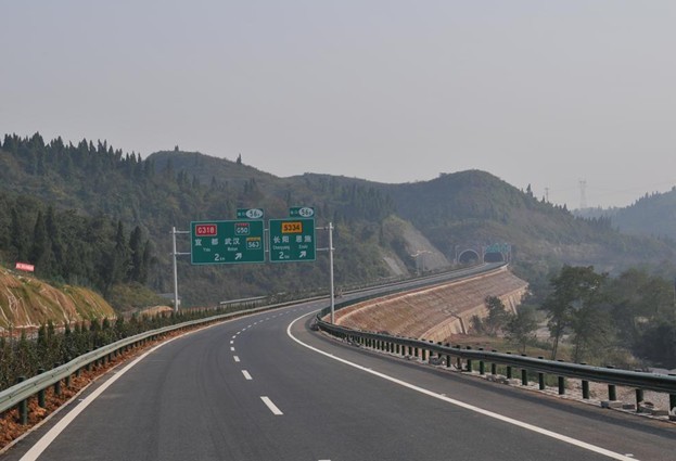 在湖北省高速公路上发生交通事故,经交警部门