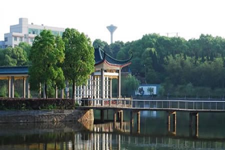 成立于1985年,其前身为湘潭师范专科学校,始建于1958年,,是省属本科