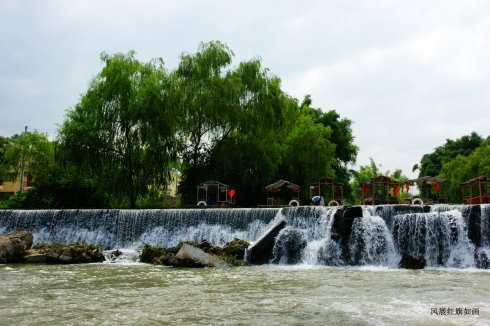 清代河工工程之一.即上游水涨至一定高程时使水可在坝顶滚流而过的坝.