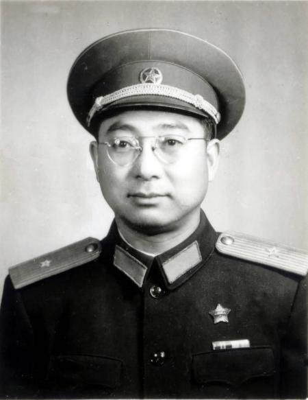 毕业院校:出生日期: 1913年人物简介:胡荣贵(1913