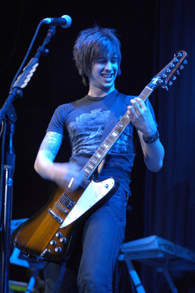 bon jovi ,guns n roses, poison 等等 擅长的乐器: 吉他, 鼓, 钢琴