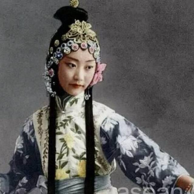 王敏彤身材纤瘦颀长,面目清秀,是一位清秀漂亮的格格.