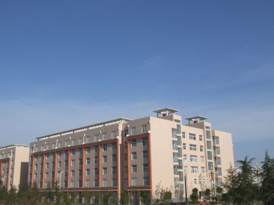 河南省南阳农校位于南阳市卧龙岗,与驰名中外的武侯祠毗邻,占地638.